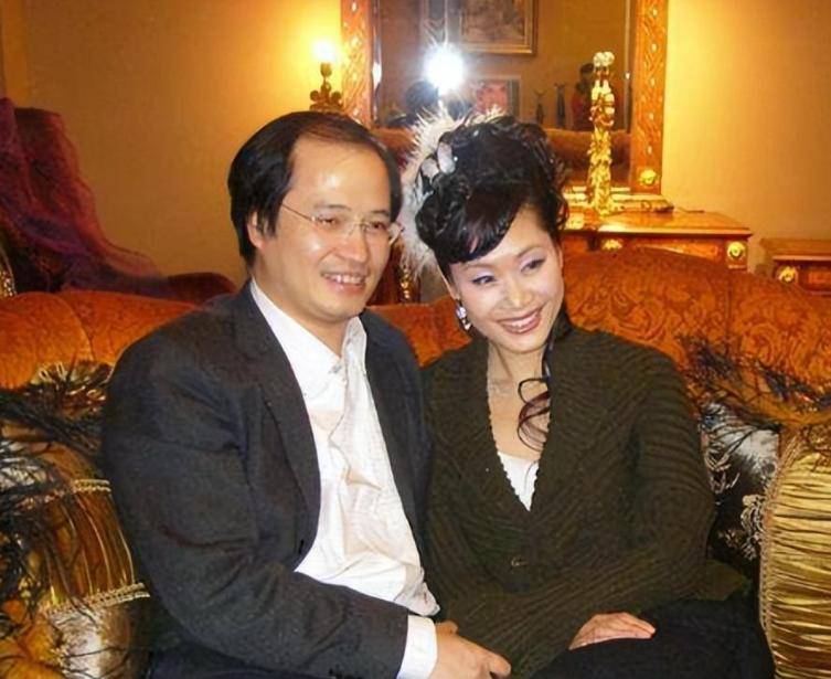 于文华13年传闻真相:感情问题、恋朱之文、无子