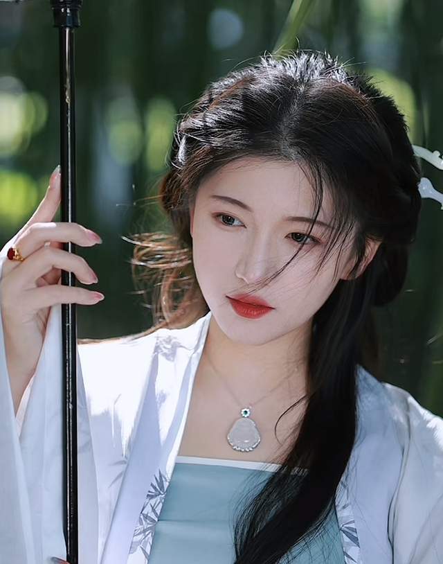 网红阿桃遭夫闺蜜背叛,婚房被抓称享受出轨快感