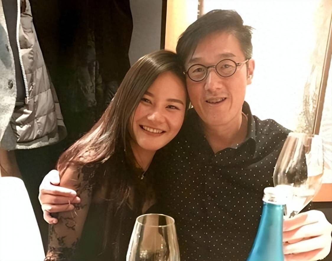 67岁香港富商婚外情网红9年，女方5年4胎原配不知