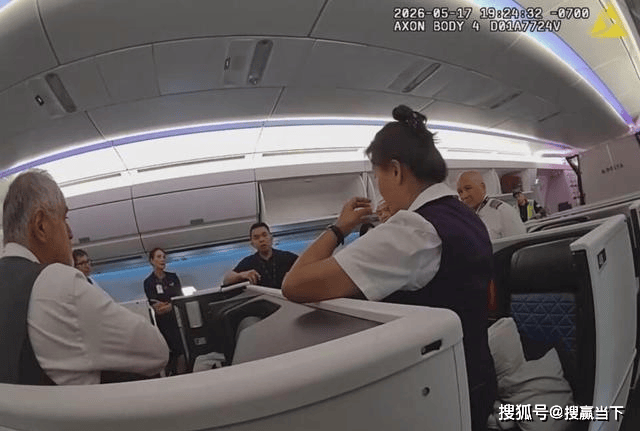 年长乘客闹机致航班改降 妻子怒怼:中国服务更好