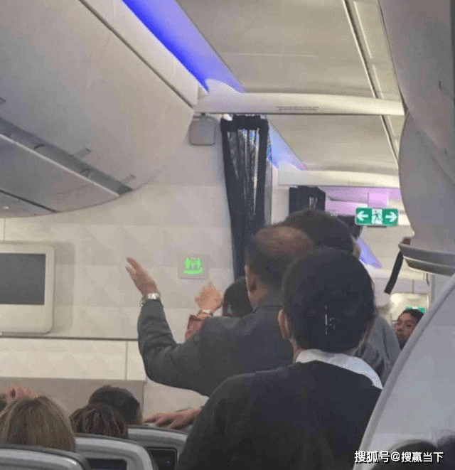 年长乘客闹机致航班改降 妻子怒怼:中国服务更好