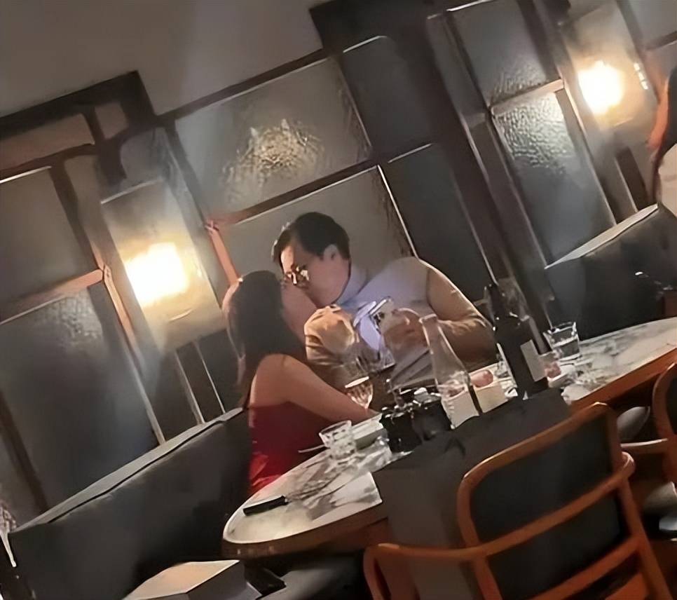 67岁香港富商婚外情网红9年,女方5年4胎原配不知