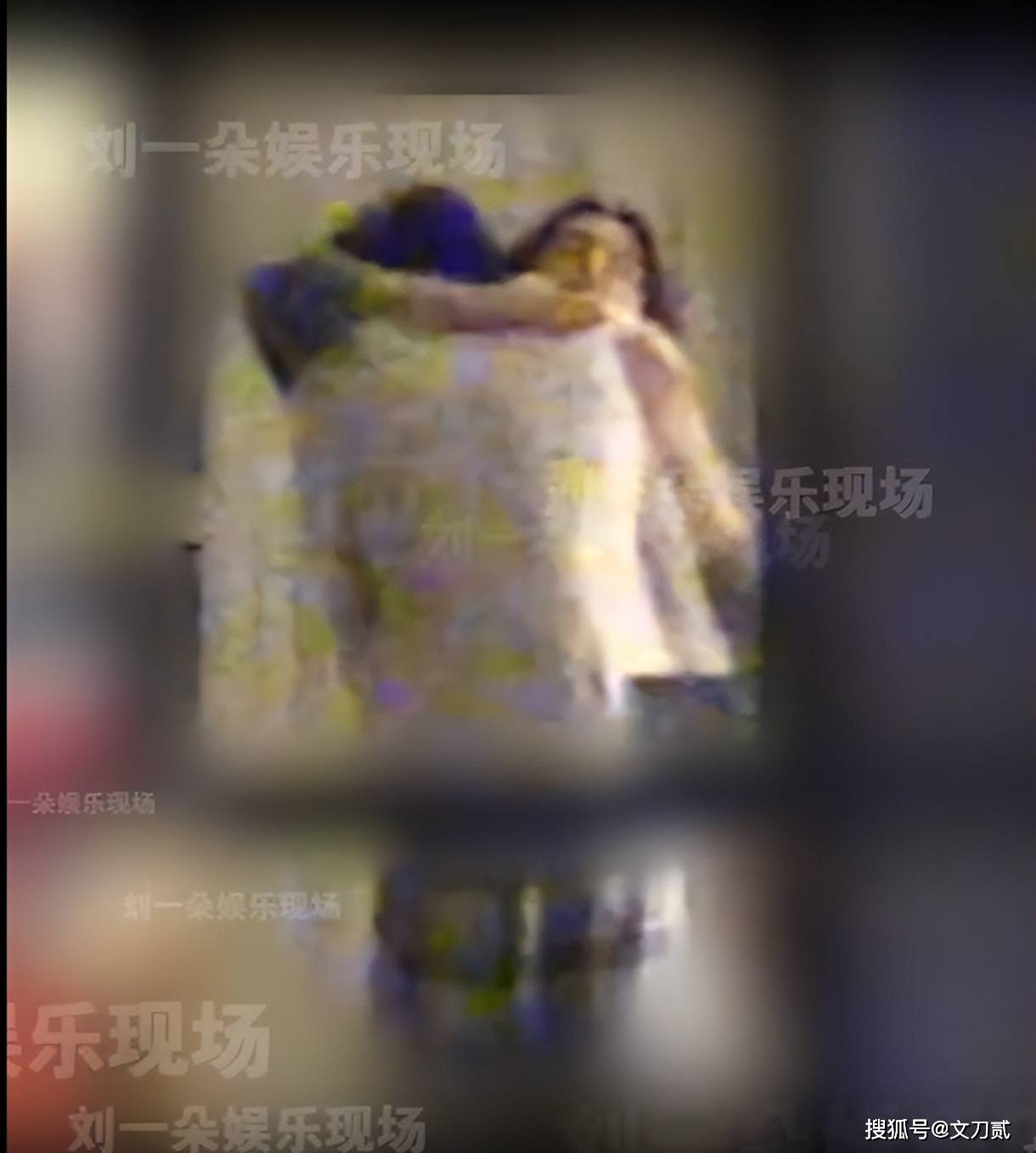 女顶流家中甜蜜拥吻被拍,男方身份曝光