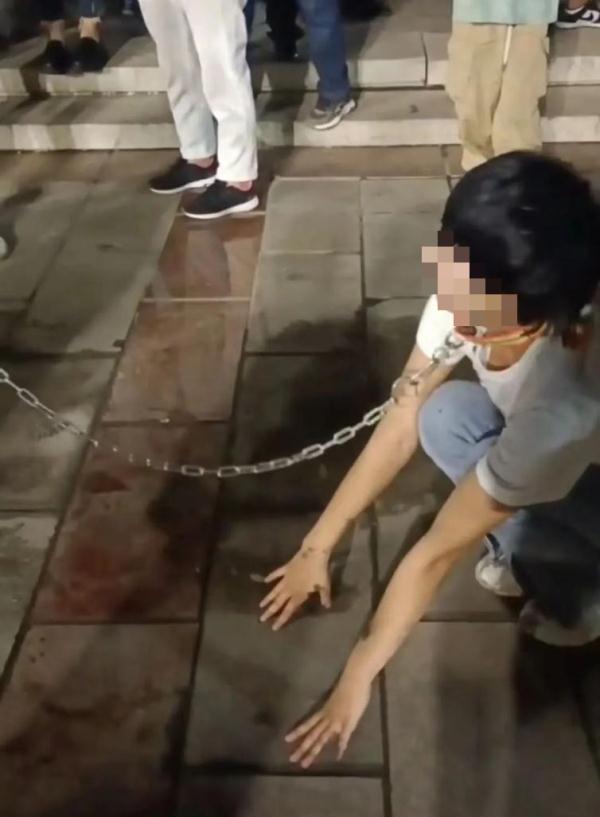 低俗直播遭处罚：张某王某某广场“遛狗”被警方处理