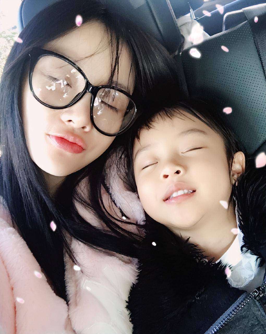 素颜带娃逛超市，李小璐人设崩塌后近况曝光