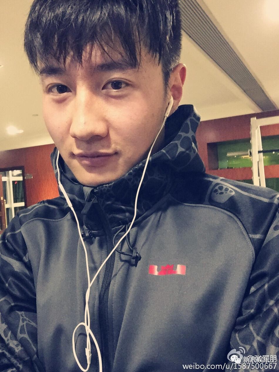 某艺人相关动态:感情变化早有预兆?