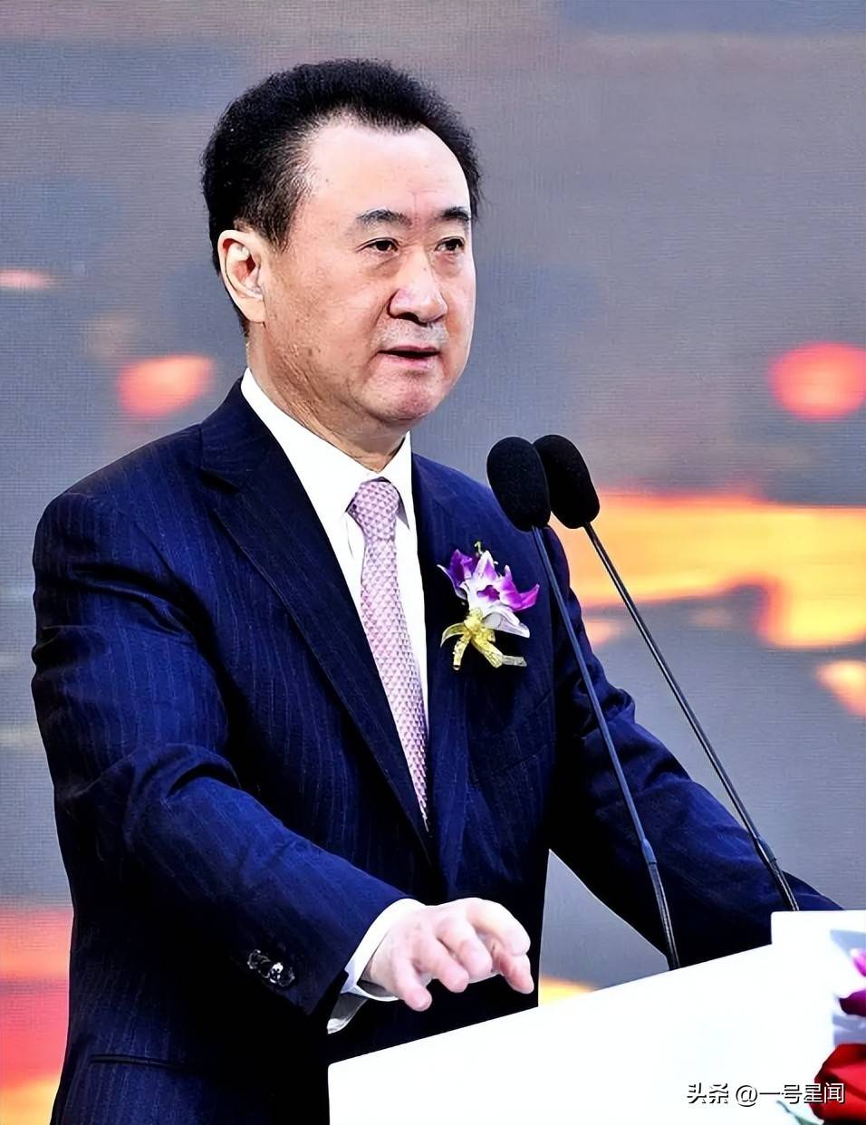企业家背负债务后为孙辈铺路,某女士情绪失控