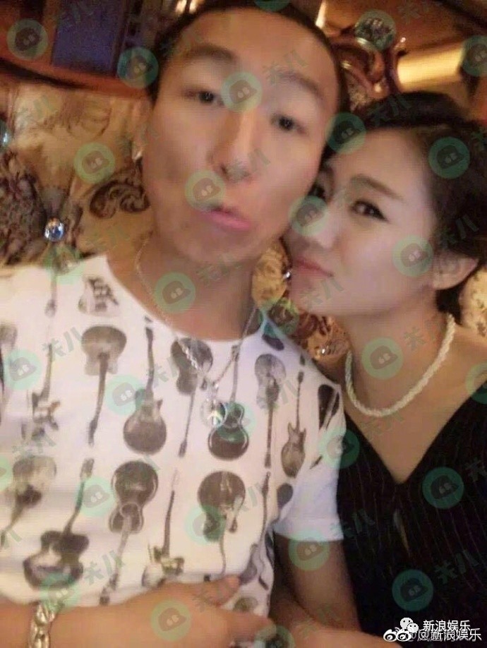 某艺人相关动态:感情变化早有预兆?