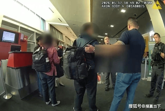 年长乘客闹机致航班改降 妻子怒怼:中国服务更好