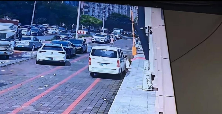 90后货车司机撞见妻子在家亲热，跳窗男连衣服都没来得及拿